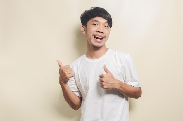 Hombre asiático vestido con camiseta blanca con gesto feliz sobre fondo aislado