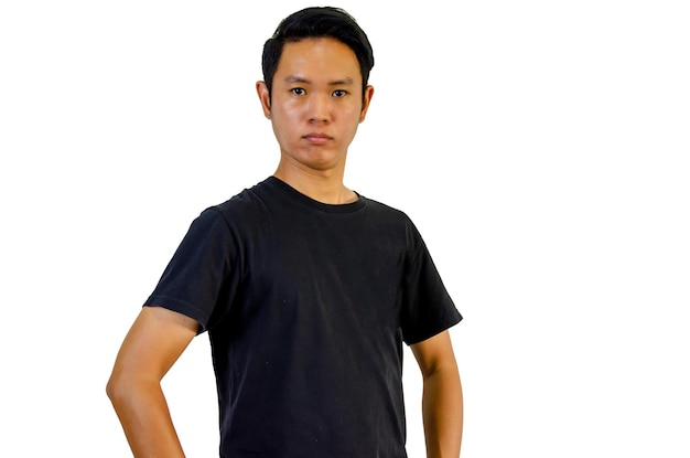 Hombre asiático vestido con camiseta negra sobre fondo blanco.