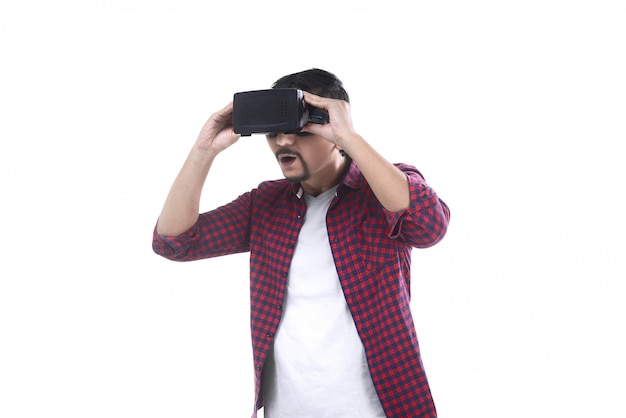 Hombre asiático viendo la película en auriculares de realidad virtual