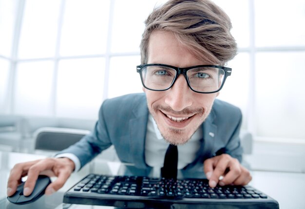 Hombre de aspecto loco escribiendo en el teclado