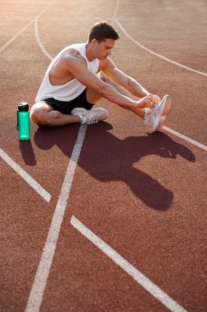 Foto hombre atando cordones tiro completo