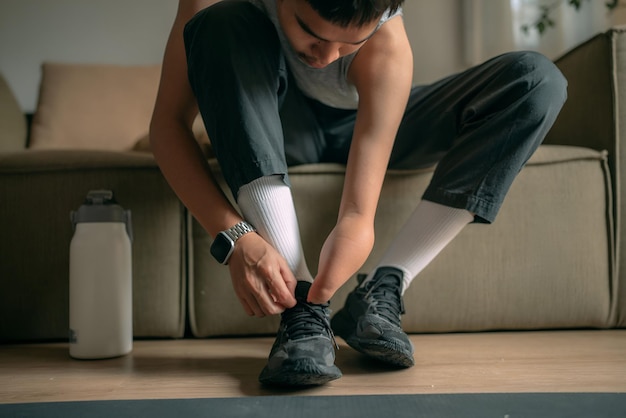 un hombre atando los cordones de un zapato