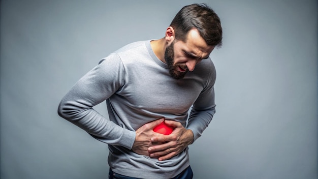 un hombre con un ataque al corazón en el pecho