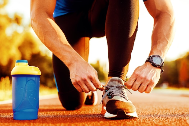 Foto hombre atar zapatos para correr