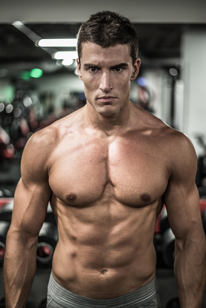 Hombre atleta confiado en el gimnasio