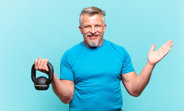 Hombre atleta senior que se siente feliz, sorprendido y alegre, sonriendo con actitud positiva, dándose cuenta de una solución o idea