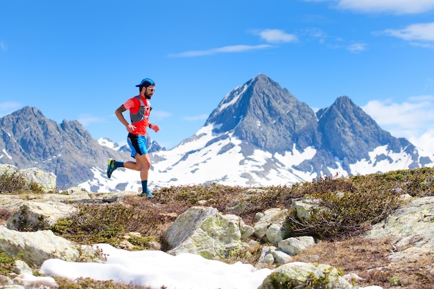 Foto un hombre de atleta ultra trail running durante un entrenamiento