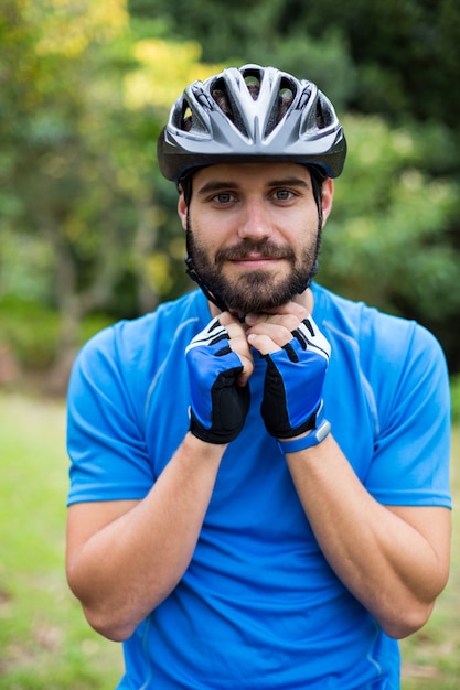 Hombre atlético con casco de bicicleta