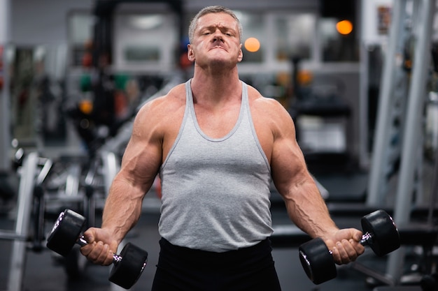 Hombre atlético entrena en el gimnasio.