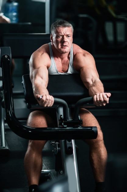 Hombre atlético entrena en el gimnasio.