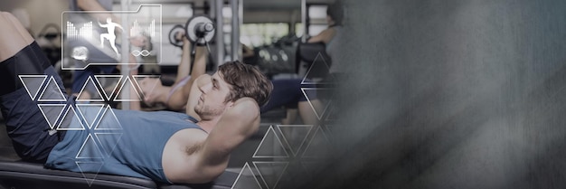 Hombre atlético en forma en el gimnasio con interfaz de salud