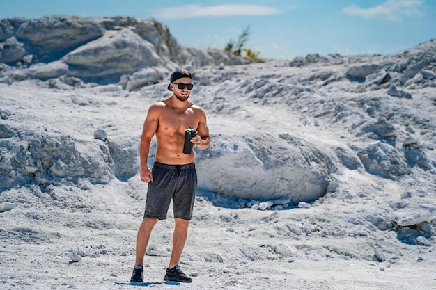 Hombre atlético fuerte de pie con el torso desnudo Concepto de hermoso cuerpo sano