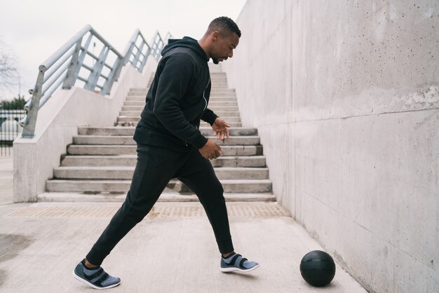 Hombre atlético haciendo ejercicio de pelota de pared.