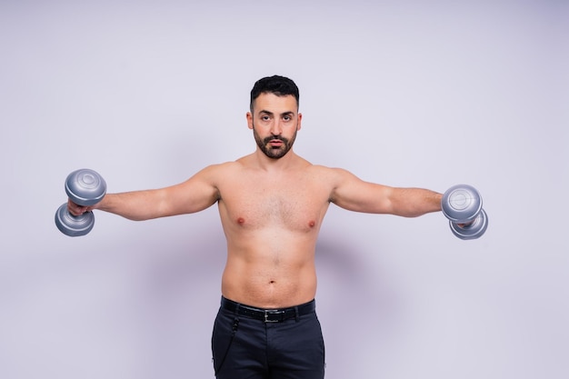 Hombre atlético haciendo ejercicios con mancuernas en bíceps sobre fondo blanco fuerza y motivación