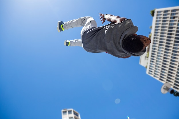 Hombre atlético haciendo flip en la ciudad