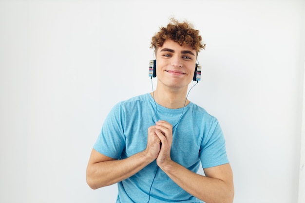 Hombre atractivo en auriculares música emociones estilo de vida inalterado