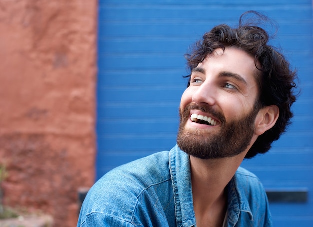 Hombre atractivo con barba riendo