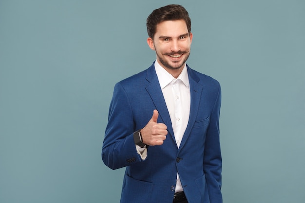 Hombre atractivo con bigote mostrando como signo a la cámara