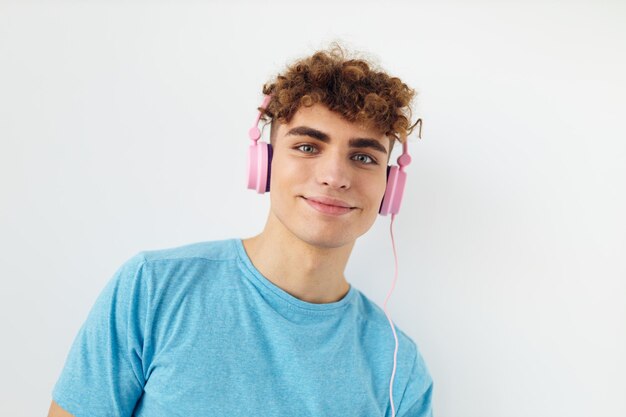 Hombre atractivo en camisetas azules auriculares rosas moda Estilo de vida inalterado