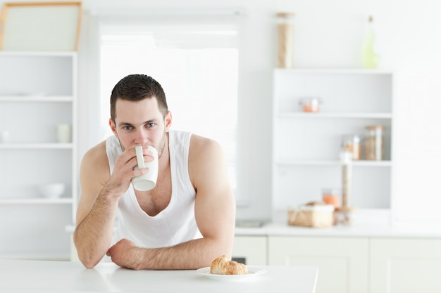 Hombre atractivo desayunando