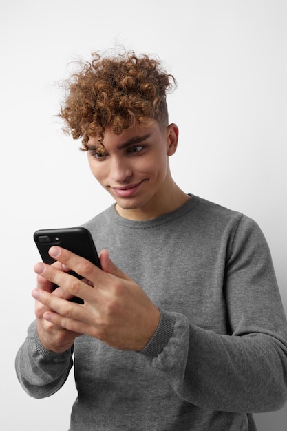 Hombre atractivo con un estilo de vida de comunicación de teléfono en mano inalterado