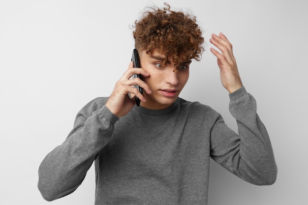 Hombre atractivo con un estilo de vida de comunicación de teléfono en mano inalterado