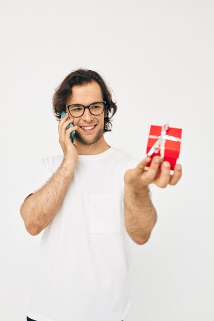 Hombre atractivo hablando por teléfono caja de regalo fondo aislado