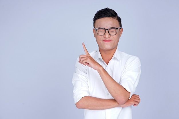 Hombre atractivo joven guapo asiático con la mano mostrando apuntando