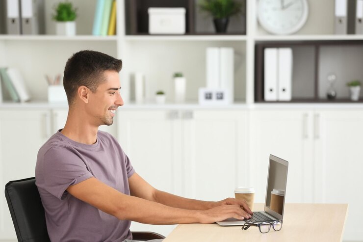 Foto hombre atractivo con laptop en la oficina