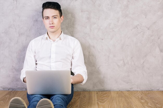 Hombre atractivo con laptop