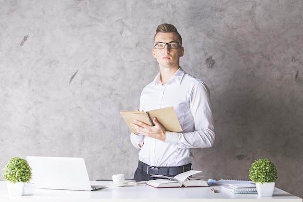 Hombre atractivo con libreta