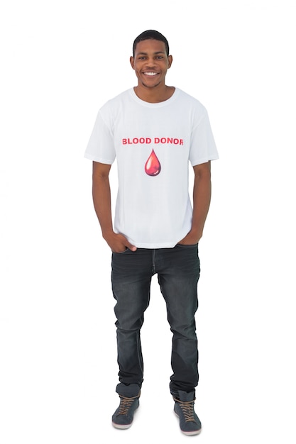 Hombre atractivo, llevando, donante de sangre, camiseta