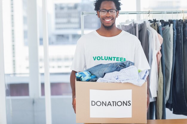 Hombre atractivo sosteniendo una caja de donación