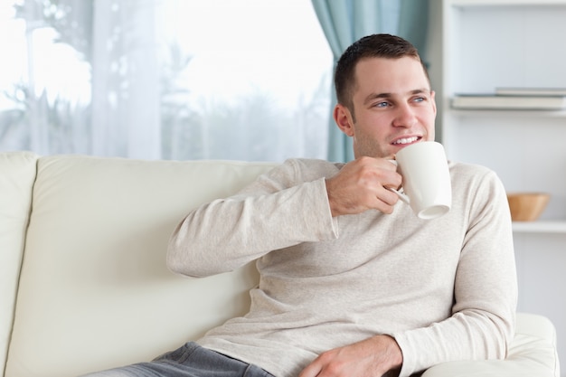 Hombre atractivo tomando un té