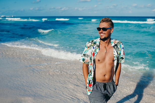 Hombre atractivo vestido con camisa hawaiana en el mar o el fondo del océano