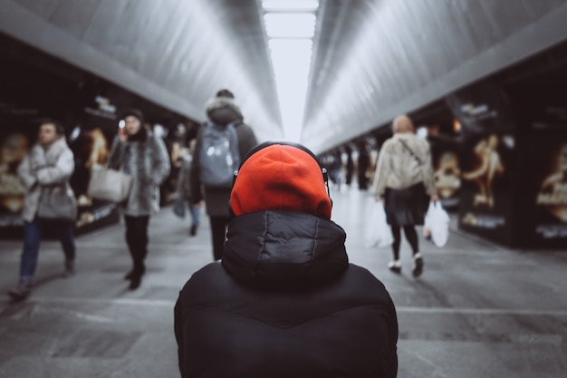 Hombre de atrás en el metro. Gente en metro