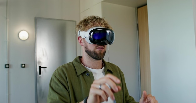 Un hombre con un auricular de realidad virtual
