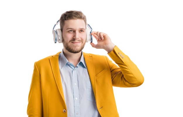 Hombre en auriculares escuchando música