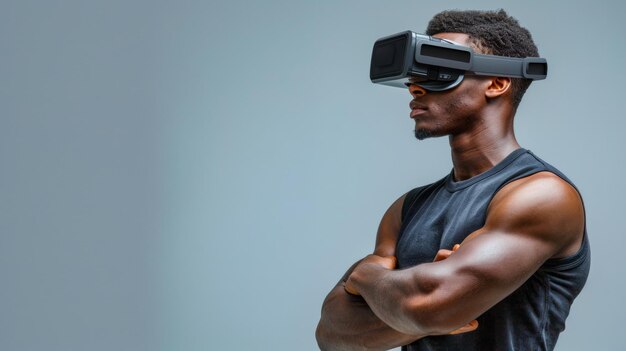 Un hombre con auriculares de realidad virtual se para con los brazos cruzados