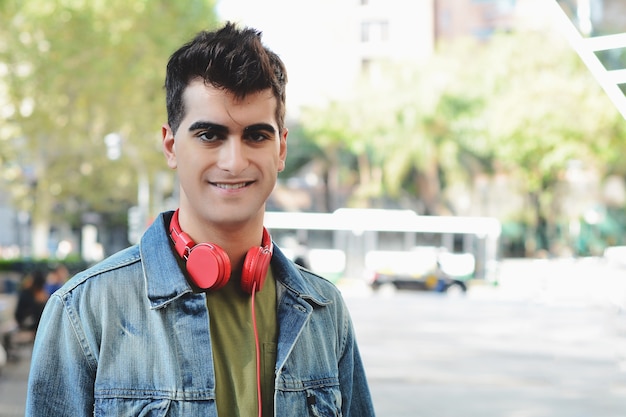 Hombre con auriculares rojos.