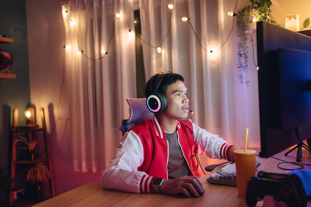 Foto un hombre con auriculares se sienta en un escritorio con un ratón de computadora en la cabeza