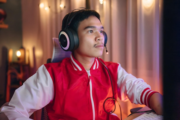 Foto un hombre con auriculares se sienta en un escritorio con un teclado y un ratón