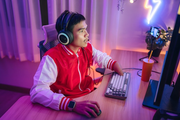 un hombre con auriculares se sienta frente a un teclado