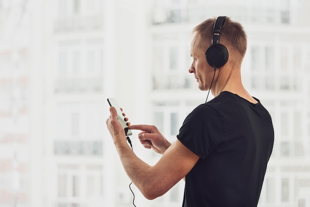 El hombre de los auriculares y con un smartphone.