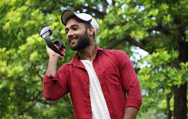 Un, hombre, con, auriculares, y, sonriente