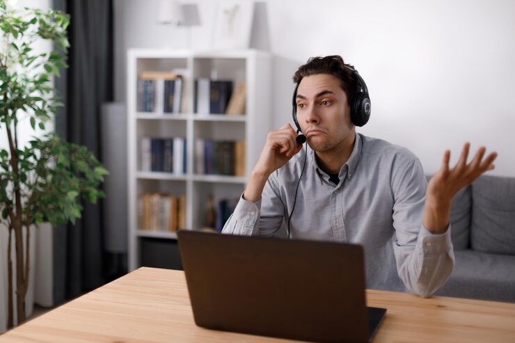 hombre, en, auriculares, usar la computadora portátil