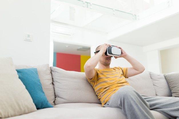 Hombre con auriculares VR