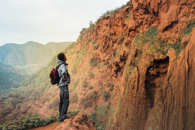 Hombre en una aventura en las montañas.