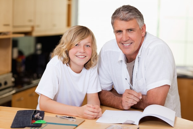 Hombre ayudando a su hijo con la tarea