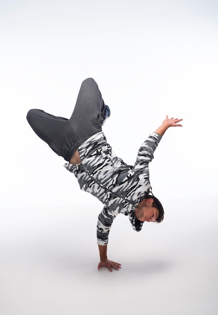 Foto hombre bailando la danza callejera